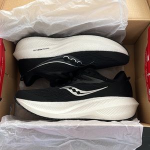 NEW SAUCONY women's triumph 21 sneakers in black